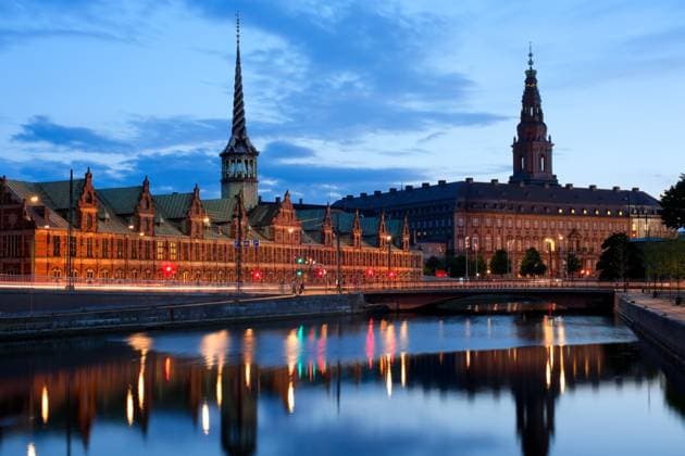 Nigt view on Christiansborg Palace over the channel in Copenhagen. GPS information is in the file Copyright: xSergiyxNykonenkox xDesignxPicsx , 32068652 Copyright: SergiyxNykonenkox xDesignxPics 32068652