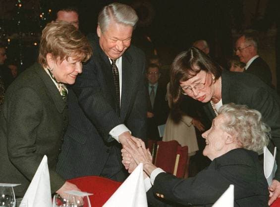 TT-helg-rysskarlsson Hon gjorde Karlsson pa taket till Sovjetunionens mest älskade barnboksgestalt. Russian President Boris Yeltsin is framed by his wife Naina (l) and the speaker of the Swedish parliament, Brigitta Dahl (r), as he shakes hands with Swedish novelist Astrid Lindgren, author of famous boks for children such Pippi Llngstocking, during a luncheon in honour of the Prime Minister in Stockholm, 03 December. Foto Jonas Ekströmer SCANPIX kod 1030 STOCKHOLM SVERIGE x1030x *** TT weekend rysskarlsson She made Karlsson on the roof of the Soviet Unions most beloved childrens book character Russian President Boris Yeltsin is framed by his wife Naina l and the speaker of the Swedish parliament, Brigitta Dahl r , as he shakes hands w  Copyright: xJonasxEkströmerx TT-helg-rysskarlsson