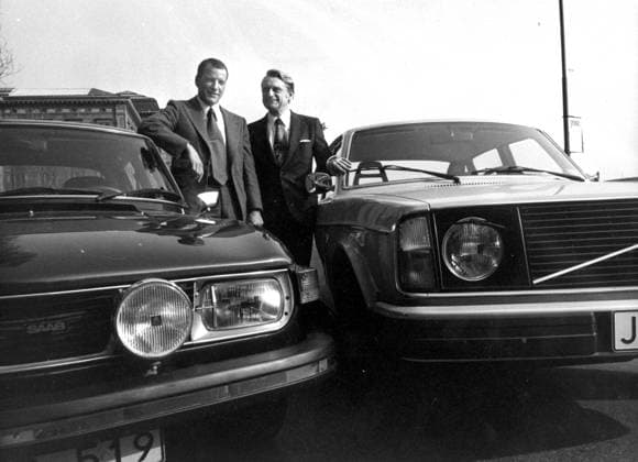 SCANPIX SWEDEN, 1977-05-06. Volvo och Saab förhandlar om sammanslagning. Bilden visar VD Pehr G Gyllenhammar, Volvo och VD Curt Mileikowsky, Saab under förhandlingarna om ett sammangaende. De star mellan en Saab och en Volvo. ttplugin x20360x *** SCANPIX SWEDEN, 1977 05 06 Volvo and Saab negotiate merger The picture shows CEO Pehr G Gyllenhammar, Volvo and CEO Curt Mileikowsky, Saab during negotiations on a merger The stars between a Saab and a Volvo ttplugin x20360x  Copyright: xJanxBjörsell TTx 20360