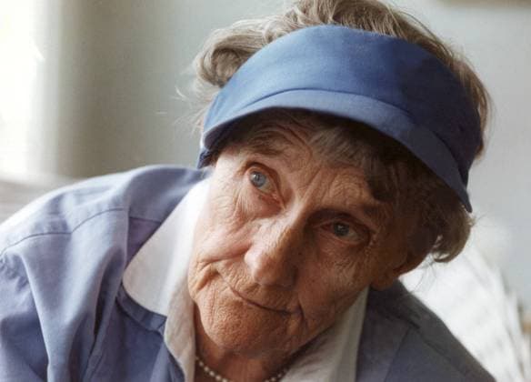 SCANPIX SWEDEN, 1992-08-18. Astrid Lindgren; barnboks-författare. Här i sin sommarstuga med en sjal om huvudet. Författare x50031x *** SCANPIX SWEDEN, 1992 08 18 Astrid Lindgren, author of childrens books Here in her summer cottage with a shawl around her head Author x50031x  Copyright: xAndersxWiklund TTx 50031