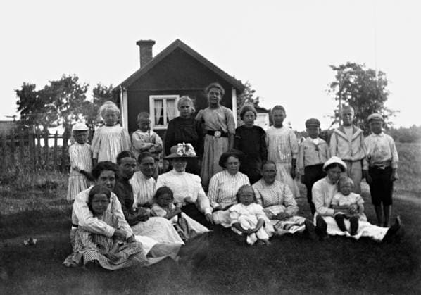 ARKIV 1910-1920 Barn och vuxna pa Blidö har samlats för ett gruppfoto. People on the island of Blidö in the Stockholm archipelago. Blidö Sverige x1900x *** ARCHIVE 1910 1920 Children and adults on Blidö gathered for a group photo People on the island of Blidö in the Stockholm archipelago Blidö Sweden x1900x  Copyright: xTTxHISTORICALx BEFOLKNING BLIDÖ
