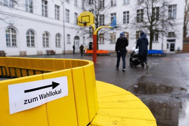 Wähler auf dem Weg in ein Berliner Wahllokal im Stadtteil Prenzlauer anlässlich der Wiederholungswahl zum Berliner Abgeordnetenhaus. Voters on their way to a Berlin polling station in the Prenzlauer district on the occasion of the repeat election for the Berlin House of Representatives. snapshot-photography K.M.Krause *** Voters on their way to a Berlin polling station in the Prenzlauer district on the occasion of the repeat election for the Berlin House of Representatives snapshot photography K M Krause