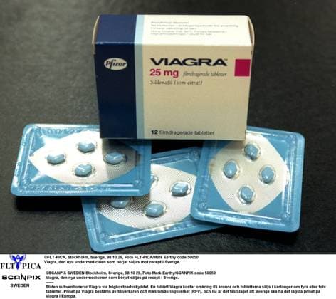 SCANPIX SWEDEN Stockholm, Sverige, 98 10 29, Foto Mark Earthy SCANPIX code 50050 Viagra, den nya undermedicinen som börjat säljas pa recept i Sverige. ------ Staten subventionerar Viagra via högkostnadsskyddet. En tablett Viagra kostar omkring 65 kronor och tabletterna säljs i kartonger om fyra eller tolv tabletter. Priset pa Viagra bestäms av tillverkaren och Riksförsäkringsverket (RFV), och nu är det fastslaget att Sverige ska ha det lägsta priset pa Viagra i Europa. Stockholm Sverige hälsa x50050x *** SCANPIX SWEDEN Stockholm, Sweden, 98 10 29, Photo Mark Earthy SCANPIX code 50050 Viagra, the new wonder drug that has started to be sold on prescription in Sweden The state subsidises Viagra through the high-cost insurance sys  Copyright: xMarkxEarthy TTx 50050