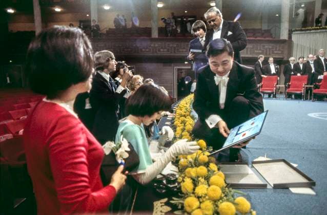 STOCKHOLM 1976-12-10 American physicist Samuel C. C. Ting with his family after receiving the Nobel Prize in physics during the Nobel Prize ceremony at Stockholm Concert hall December 10 1976 in Sweden. Photo; Olle Lindeborg TT News Agency Code: 190 Stockholm Sweden x190x *** STOCKHOLM 1976 12 10 American physicist Samuel C C Ting with his family after receiving the Nobel Prize in physics during the Nobel Prize ceremony at Stockholm Concert hall December 10 1976 in Sweden Photo Olle Lindeborg TT News Agency Code 190 Stockholm Sweden x190x  Copyright: xOllexLindeborg TTx SAMUEL CC TING NOBEL PRIZE 1976