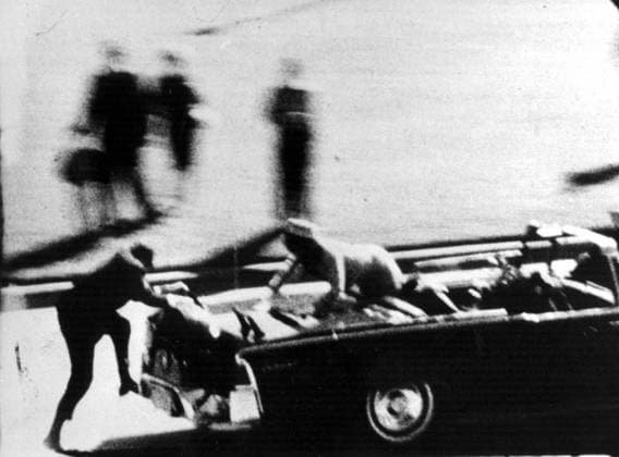 IMAGO History, Ermordung von US-Präsident John F. Kennedy in Dallas, 1963 SCANPIX SWEDEN 19631122 Dallas. USA:s president John F Kennedy mördas i Dallas den 22 november 1963. Jacqueline Kennedy kryper bakat i bilen efter att John F Kennedy träffats av tva skott i huvudet. Foto SCANPIX CODE 20360 x20360x *** SCANPIX SWEDEN 19631122 Dallas US President John F Kennedy is assassinated in Dallas on 22 November 1963 Jacqueline Kennedy crawls backwards in her car after John F Kennedy is hit by two shots to the head Photo SCANPIX CODE 20360 x20360x  Copyright: xTTx 20360