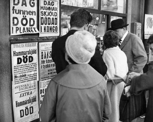 1961 09 17 The news that Swedish UN chief Dag Hammarskjöld has died in a plane crash in Africa causes people to stop in front of the newspaper kiosk with the fresh headlines Hammarskjöld is on his way to a mediation mission in Ndola, Northern Rhodesia, when his plane crashes on 17 September 1961 The suspicion t  Copyright: xSCANPIXxSWEDEN PressensxBild TTx HAMMARSKJÖLD DÖD