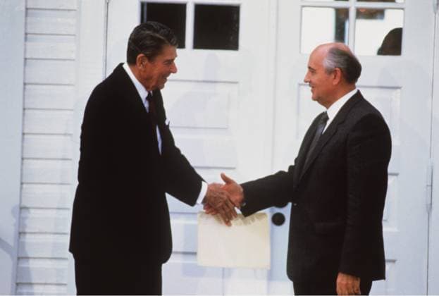 SCANPIX SWEDEN, 1986. Toppmötet i Reykjavik, Island. President Ronald Reagan , USA (t.v.) och Michail Gorbatjov, Sovjetunionen, skakar hand utanför Höfdi-huset under toppmötet i Reykjavik. Politiker x20360x *** SCANPIX SWEDEN, 1986 Reykjavik Summit, Iceland President Ronald Reagan , USA left, and Mikhail Gorbachev, Soviet Union, shake hands outside the Höfdi House during the Reykjavik Summit Politicians x20360x  Copyright: xTTx 20360