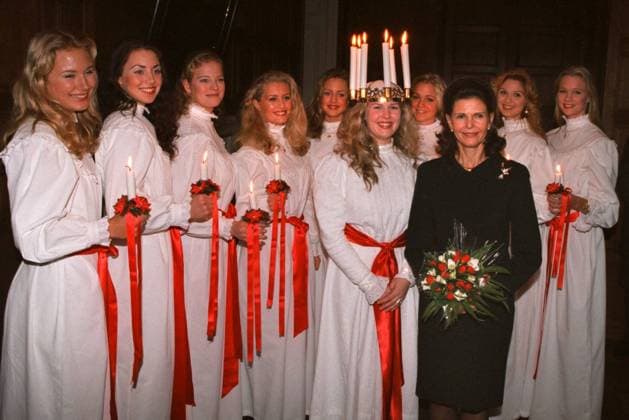 SCANPIX SWEDEN, 1997-12-11. Drottning Silvia och Sveriges Lucia, Linda Harritz, med tärnor. Drottningen i svart klänning med blomsterbukett i handen. x30230x *** SCANPIX SWEDEN, 1997 12 11 Queen Silvia and Swedens Lucia, Linda Harritz, with bridesmaids The Queen in a black dress with a bouquet of flowers in her hand x30230x  Copyright: xClaudioxBresciani TTx 30230