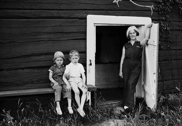 ARKIV 1934 Barn utanför kolonistuga i Stockholmstrakten. Children outside allotment garden cottage. Stockholm Sverige SVERIGE x1900x *** ARKIV 1934 Children outside allotment garden cottage in Stockholm Children outside allotment garden cottage Stockholm Sweden SVERIGE x1900x  Copyright: xTTxHISTORICALx KOLONISTUGA