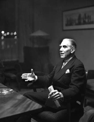 ARKIV 1939 Franz von Papen, tysk politiker, rikskansler 1932. Blev biträdande rikskansler när Hitler tog makten1933. Sedan flera av hans medarbetare mördats avgick von Papen och blev tyskt sändebud i Wien där han bidrog till annekteringen av Österrike. Frikändes i Nürnbergprocessen. Dömdes senare av tysk domstol till 8 ars straffarbete men frigavs 1949. Franz von Papen, chancellor in Germany, later ambassdor in Vienna. x1900x *** ARKIV 1939 Franz von Papen, German politician, Chancellor 1932 Became Deputy Chancellor when Hitler took power1933 After several of his associates were murdered, von Papen resigned and became German envoy in Vienna, where he contributed to the annexation of Austria Acquitted in the Nuremberg Trial  Copyright: xTTxHistoricalx FRANZ VON PAPEN