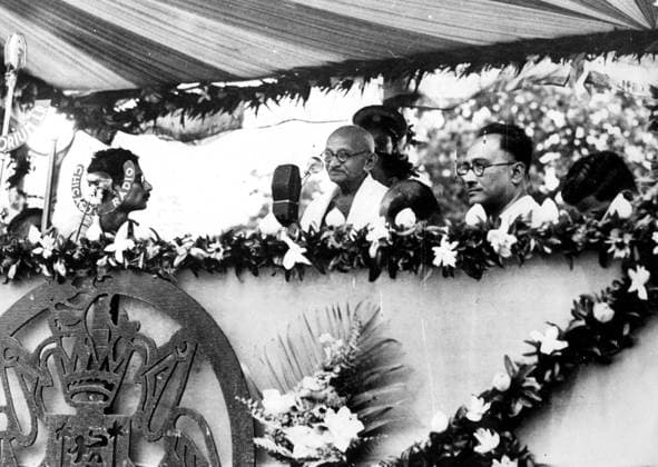 IMAGO ICONS: Mahatma Gandhi SCANPIX SWEDEN, 1947. Mahatma Gandhi talar i Calcutta. Talar fran blomsterprytt podium. Gandhi syns i mitten bakom stor mikrofon. x20360x *** SCANPIX SWEDEN, 1947 Mahatma Gandhi speaks in Calcutta Speaking from flowered podium Gandhi is seen in the centre behind large microphone x20360x  Copyright: xTTx 20360