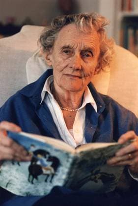 ARKIV 940505 - Världskända barnboksförfattarinnan Astrid Lindgren ses här i sitt hem pa Dalagatan i Stockholm. Astrid Lindgrens böcker älskas av barn över hela världen och är översatta till ett 70-tal sprak. STOCKHOLM SVERIGE x1003x *** ARCHIVE 940505 World-famous childrens author Astrid Lindgren is seen here in her home on Dalagatan in Stockholm Astrid Lindgrens books are loved by children all over the world and have been translated into some 70 languages STOCKHOLM SWEDEN x1003x  Copyright: xHansxTxDahlskogx