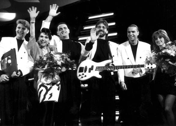 SCANPIX SWEDEN, 1989-05-06. Eurovisionsschlagerfestivalen 1989 i Lausanne, Schweiz. BILDEN: Den vinnande gruppen Riva fran Jugoslavien vinkar glatt efter segern. x20360x *** SCANPIX SWEDEN, 1989 05 06 Eurovision Song Contest 1989 in Lausanne, Switzerland PICTURE The winning group Riva from Yugoslavia waves happily after the victory x20360x  Copyright: xTTx 20360