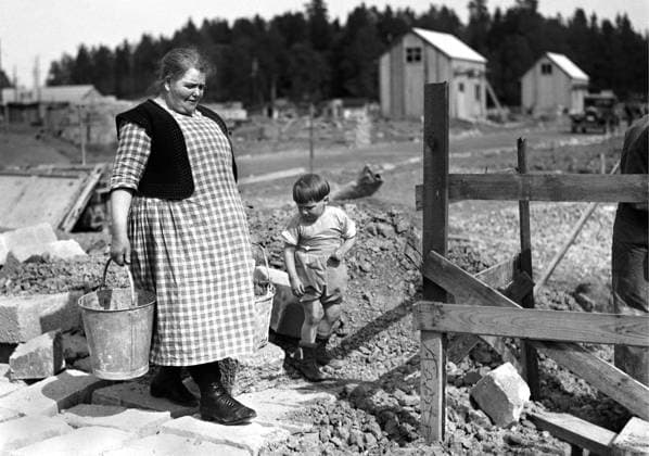 ARKIV 1931 Egnahemsbygge i Ängby. Kvinna bär hinkar. Building in Ängby. Stockholm Sverige x1900x *** ARKIV 1931 Owner-occupied building in Ängby Woman carrying buckets Building in Ängby Stockholm Sweden x1900x  Copyright: xTTxHISTORICALx EGNAHEM ÄNGBY
