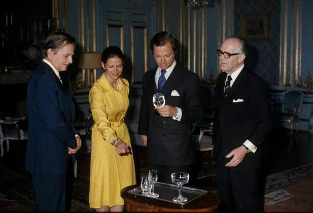 STOCKHOLM 1976-06-09 ***File*** Sweden s Prime Minister Olof Palme, left, and the Speaker of the Parliament Henry Allard, right, hand over the wedding-gift from the people of Sweden to King Carl Gustaf and Miss Silvia Sommerlath (Queen Silvia) when they married in 1976. The gift was 800 glasses with monograms. Stockholm Sverige x1047x *** STOCKHOLM 1976 06 09 File Sweden s Prime Minister Olof Palme, left, and the Speaker of the Parliament Henry Allard, right, hand over the wedding gift from the people of Sweden to King Carl Gustaf and Miss Silvia Sommerlath Queen Silvia when they married in 1976 The gift was 800 glasses with monograms Stockholm Sverige x1047x  Copyright: xFreddyxLindströmx xPrBx xTTx FILE WEDDING BANNS