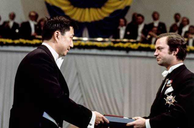 STOCKHOLM 1976-12-10 Den amerikanska fysikern Samuel C. C. Ting tar emot Nobelpriset i fysik av kung Carl XVI Gustaf vid nobelprisutdelningen Stockholms konserthus 10:e december 1976 i Sverige. Foto; Olle Lindeborg TT Kod: 190 Stockholm Sverige x190x *** STOCKHOLM 1976 12 10 American physicist Samuel C C Ting receives the Nobel Prize in Physics from King Carl XVI Gustaf at the Nobel Prize ceremony Stockholm Concert Hall 10 December 1976 in Sweden Photo Olle Lindeborg TT Code 190 Stockholm Sweden x190x  Copyright: xOllexLindeborg TTx SAMUEL CC TING NOBEL 1976