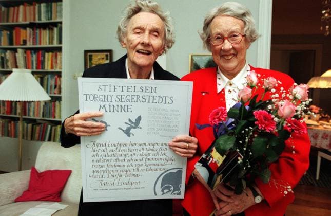 STOCKHOLM 4NOV97--Stiftelsen Torgny Segerstedts minne-- Astrid Lindgren har tilldelats Torgny Segerstedts Frihetspenna 1997. Frihetspenna utdelas av Stiftelsen Torgny Segerstedts minne till publicist eller författare som verkat i dennes anda. Pa bilden ses Astrid Lindgren tillsammans med Torgny Segerstedts dotter, författarinnan Ingrid Segerstedt-Wiberg (th) i Astrid Lindgrens hem den 4 november. STOCKHOLM SVERIGE x1014x *** STOCKHOLM 4NOV97 The Torgny Segerstedt Memorial Foundation Astrid Lindgren has been awarded the Torgny Segerstedt Freedom Pen 1997 The Freedom Pen is awarded by the Torgny Segerstedt Memorial Foundation to a publicist or writer who has worked in the spirit of Torgny Segerstedt The picture shows Astrid Lindgren to  Copyright: xTobiasxRöstlundx