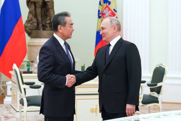 News Themen der Woche KW08 News Bilder des Tages Russia Putin China 8375710 22.02.2023 Russian President Vladimir Putin shakes hands with Chinese Central Foreign Affairs Commission Office Director Wang Yi arrive during their meeting, in Moscow, Russia. Anton Novoderezhkin POOL Moscow Russia  Copyright: xAntonxNovoderezhkinx