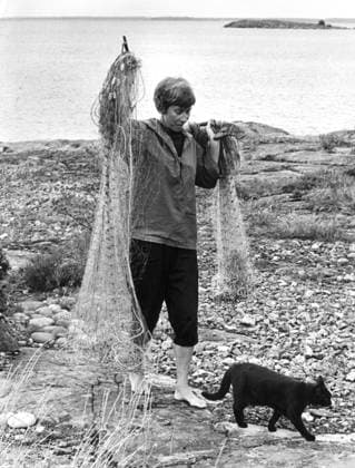 FILE 1961-07-13 Tove Jansson, author of the Moomin books, pictured at her childhood island Bredsar in the Gulf of Finland, where she owned several houses. The cat Priprina follow her mistress who is handlling the fishing nets. Bredsär FINLAND x190x *** FILE 1961 07 13 Tove Jansson, author of the Moomin books, pictured at her childhood island Bredsar in the Gulf of Finland, where she owned several houses The cat Priprina follow her mistress who is handlling the fishing nets Bredsär FINLAND x190x  Copyright: xAlfxLidmanx TOVE JANSSON