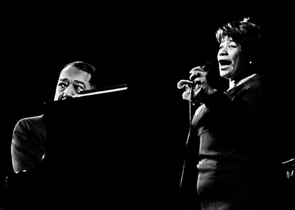 STOCKHOLM 1967-01-24 Amerikanske jazzsangerskan Ella Fitzgerald sjunger pa scen i samband med en konsert med Duke Ellingtons orkester i Stockholms konsert hus 24:e januari 1967. Stockholm Sverige x190x *** STOCKHOLM 1967 01 24 American jazz singer Ella Fitzgerald sings on stage during a concert with Duke Ellingtons orchestra at the Stockholm Concert Hall on January 24, 1967 Stockholm Sweden x190x  Copyright: xOllexLindeborg TTx ELLA FITZGERALD STOCKHOLM 1967