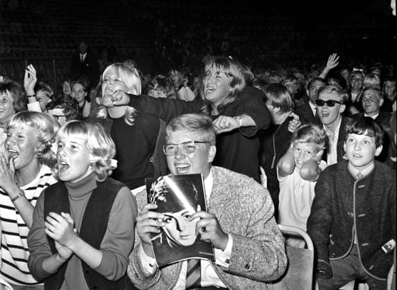 ARKIV 1964-07-28 Hänförda Beatlesfans i publiken när den brittiska popgruppen The Beatles uppträder pa Johanneshovs Isstadion i Stockholm 28:e juli 1964. Stockholm Sverige x1047x *** ARCHIVE 1964 07 28 Devoted Beatles fans in the audience when the British pop group The Beatles performs at Johanneshovs Isstadion in Stockholm July 28th 1964 Stockholm Sweden x1047x  Copyright: xFreddyxLindströmx xTTx x BEATLES-STOCKHOLM 1964
