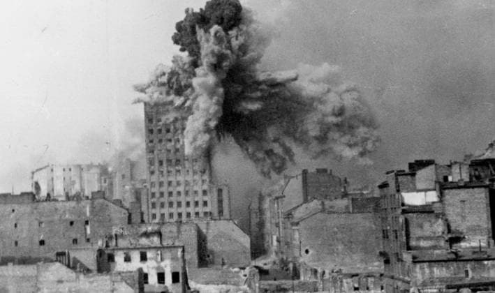 ARKIV - 1944 - Warszawaupproret Grovt artilleri träffar stadens högsta hus. WARSZAWA POLEN PB-KOD: 200 x200x *** ARCHIVE 1944 Warsaw Uprising Heavy artillery hits the citys tallest building WARSZAWA POLAND PB KOD 200 x200x  Copyright: xPRESSENSxBILDx WARSZAWAUPPRORET