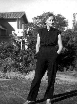 SCANPIX SWEDEN, 1952-07-31. Astrid Lindgren som ung författarinna. Här i svenska idyllen Furusund där Astrid Lindgren under alla ar haft sitt sommarhus. Star i trädgarden i blus och langbyxor. Har händerna i byxfickorna. kultur x20360x *** SCANPIX SWEDEN, 1952 07 31 Astrid Lindgren as a young writer Here in the Swedish idyll of Furusund, where Astrid Lindgren has always had her summer home Star in the garden in a blouse and long trousers Hands in her trouser pockets Culture x20360x  Copyright: xTTx 20360