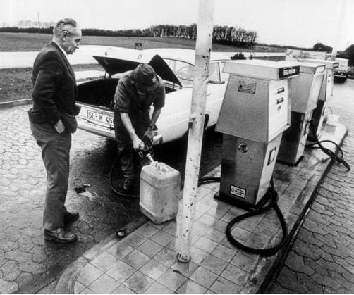 SCANPIX SWEDEN, 1973-11-08. Bensinhamstring under oljekrisen 1973-74. Tyska bilister hamstrar bensin och diesel pa Jylland i Danmark. Det är inte bara bilens tank som fylls pa, även sma och stora dunkar. Oljekris x20360x *** SCANPIX SWEDEN, 1973 11 08 Petrol hoarding during the 1973 oil crisis 74 German motorists hoard petrol and diesel in Jutland, Denmark Its not just the cars tank thats being filled, but also small and large cans Oil crisis x20360x  Copyright: xTTx 20360