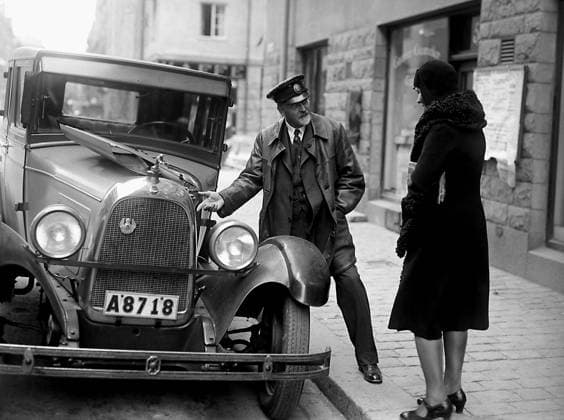 ARKIV 1930 Droskchafför i samtal med en kvinna pa en gata i Stockholm. Taxidriver in Stockholm. Stockholm Sverige x1900x *** ARKIV 1930 Drug driver in conversation with a woman on a street in Stockholm Taxi driver in Stockholm Stockholm Sweden x1900x  Copyright: xTTxHistoricalx DRISKCHAUFFÖR