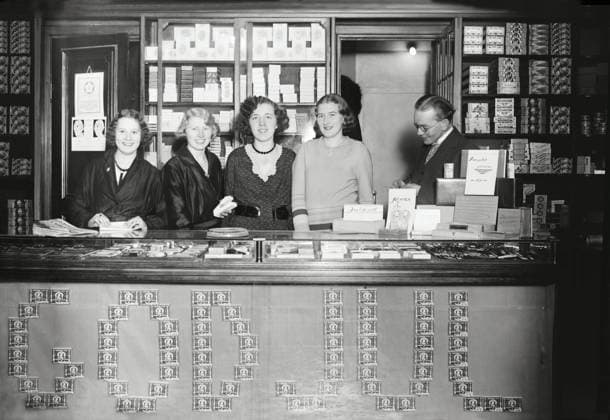 STOCKHOLM 1931-12-01 K Thormans tobaksaffär vid Nöjesfältet (invid Gröna Lund) pa Djurgardsön. STOCKHOLM SVERIGE x1046x *** STOCKHOLM 1931 12 01 K Thormans tobacco shop at the amusement park next to Gröna Lund on Djurgardsön STOCKHOLM SWEDEN x1046x  Copyright: xPeddyxMobergx xTTx TOBAKSAFFÄR