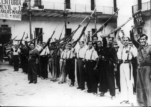 SPANIEN BARCELONA 1936-09-04. Spanska inbördeskriget. 1936 bryter inbördeskrig ut i Spanien. De spanska republikanerna gjorde tappert motstand i tre ar mot den fascistiska militären innan de kapitulerade. Republikanerna fick stöd fran vänsterinriktade aktivister fran Sovjet, Tyskland och Frankrike, Fran Sverige deltog ungefär 500 personer. Bilden visar regeringstrupper i Barcelona starx innan de beger sig till slagfältet. Ledare för fascisterna var general Fransisco Franco. Han segrade inte minst tack vare massivt militärt stöd fran Italien och Tyskland. I april 1939 upprättade Franco en diktatur. BARCELONA SPANIEN PB-KOD: 190 x190x *** SPAIN BARCELONA 1936 09 04 Spanish Civil War 1936 Civil war breaks  Copyright: xPressensxBild TTx SPANSKA INBÖRDESKRIGET