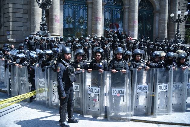 Mexiko, Transgender Gruppen protestieren vor dem Kongress in Mexiko-Stadt February 21, 2023, Mexico City, Mexico: Riot police, guard the facilities of the Mexico City congress to stop the transgender groups that protest against the initiative to prohibit and punish with prison terms between two and seven years sex change operations on minors. on February 21, 2022 in Mexico City, Mexico. Mexico City Mexico - ZUMAe321 20230222_zia_e321_039 Copyright: xMarcoxRodroÂ­guezx