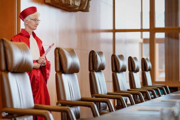 Richter des Bundesverfassungsgericht bei Urteilsverkuendung Prof. Dr. Doris Koenig Vizepraesidentin und Vorsitzende des Zweiten Senats bei betreten des Gerichtssaals zur Urteilsverkuendung im Gerichtsaal des Bundesverfassungsgericht in Karlsruhe Karlsruhe Rheinland-Pfalz Deutschland *** Judges of the Federal Constitutional Court at the pronouncement of judgment Prof Dr Doris Koenig Vice President and Chairwoman of the Second Senate entering the courtroom for the pronouncement of judgment in the courtroom of the Federal Constitutional Court in Karlsruhe Karlsruhe Rhineland-Palatinate Germany