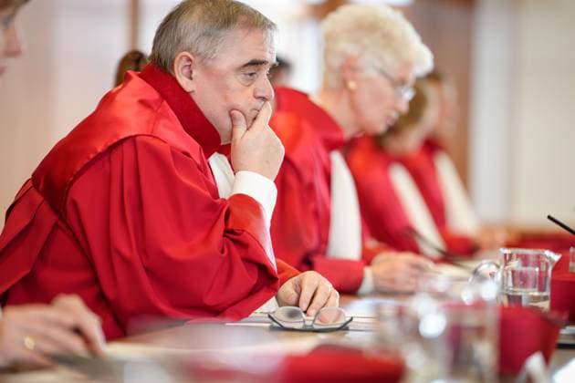 Richter des Bundesverfassungsgericht bei Urteilsverkuendung Peter Mueller Richter des zweiten Senat des Bundesverfassungsgericht nachdenklich bei der Urteilsverkuendung im Gerichtssaal in Karlsruhe Karlsruhe Rheinland-Pfalz Deutschland *** Judges of the Federal Constitutional Court at the pronouncement of the verdict Peter Mueller Judges of the second senate of the Federal Constitutional Court thoughtful at the pronouncement of the verdict in the courtroom in Karlsruhe Karlsruhe Rhineland-Palatinate Germany