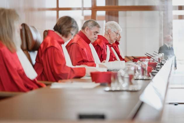 Richter des Bundesverfassungsgericht bei Urteilsverkuendung Richter des Bundesverfassungsgericht im Gerichtsaal bei der Urteilsverkuendung des Zweiten Senat in Karlsruhe Karlsruhe Rheinland-Pfalz Deutschland *** Judges of the Federal Constitutional Court at the pronouncement of the verdict Judges of the Federal Constitutional Court in the courtroom at the pronouncement of the verdict of the Second Senate in Karlsruhe Karlsruhe Rhineland-Palatinate Germany