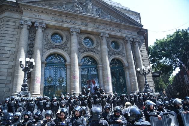Mexiko, Transgender Gruppen protestieren vor dem Kongress in Mexiko-Stadt February 21, 2023, Mexico City, Mexico: Riot police, guard the facilities of the Mexico City congress to stop the transgender groups that protest against the initiative to prohibit and punish with prison terms between two and seven years sex change operations on minors. on February 21, 2022 in Mexico City, Mexico. Mexico City Mexico - ZUMAe321 20230222_zia_e321_042 Copyright: xMarcoxRodroÂ­guezx