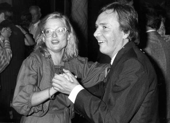 STOCKHOLM 19870922 Anna Lindh, SSU-ordförande, dansar med civilminister Bo Holmberg pa socialdemokraternas bankett i Stadshuset STOCKHOLM Sverige x1010x *** STOCKHOLM 19870922 Anna Lindh, SSU President, dances with Minister of Civil Affairs Bo Holmberg at the Social Democrats banquet at City Hall STOCKHOLM Sweden x1010x  Copyright: xANDERSxKALLERSANDx LINDH-HOLMBERG