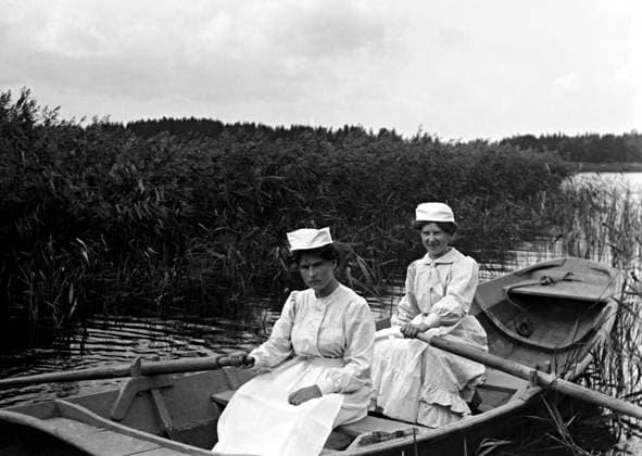 ARKIV 1910-1920 Roddtur pa Hemsundet vid Oxhalsö, Blidö. Women rowing at Blidö in the Stockholm archipelago. Blidö Sverige x1900x *** ARKIV 1910 1920 Rowing in Hemsundet at Oxhalsö, Blidö Women rowing at Blidö in the Stockholm archipelago Blidö Sweden x1900x  Copyright: xTTxHISTORICALx BEFOLKNING BLIDÖ