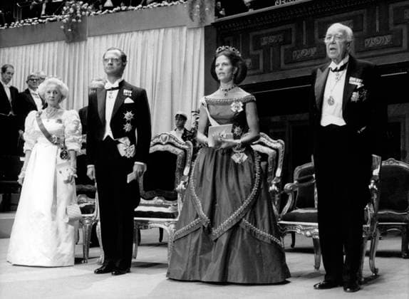Stockholm 1986-01-01 Prinsessan Lilian, kung Carl XVI Gustaf, drottning Silvia och prins Bertil under Nobelprisutdelningen i konserthuset Stockholm Sverige ROY x20360x *** Stockholm 1986 01 01 Princess Lilian, King Carl XVI Gustaf, Queen Silvia and Prince Bertil during the Nobel Prize ceremony at the Stockholm Concert Hall Sweden ROY x20360x  Copyright: xLeifxRxJansson SvP TTx NOBEL 1986 KONSERTHUSET