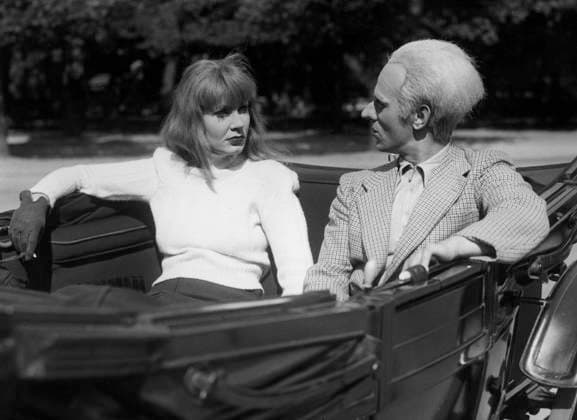 STOCKHOLM 1938. Greta Garbo och dirigenten Leopold Stokowsky aker hästdroska i Stockholm tror folket som kantar gatorna. De celebra paret spelas dock av tva skadespelare i Björn Hodells tältrevy. Kortegen genom stan är ett reklamjippo för revyn. STOCKHOLM SVERIGE PB-KOD:194 x190x *** STOCKHOLM 1938 Greta Garbo and the conductor Leopold Stokowsky take a horse-drawn carriage through Stockholm, believing the people lining the streets The celebrity couple, however, are played by two actors in Björn Hodells tent revival The Courtesy Ride Through Town is a promotional joke for the revue STOCKHOLM SWEDEN PB KOD 194 x190x  Copyright: xPressensxBild TTx GARBO LOOK-ALIKE