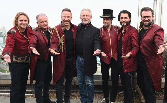 Entertainment Themen der Woche KW08 Die Kölner Band HÖHNER in ihrer aktuellen Besetzung Jens Streifling, Micki Schläger, Patrick Lück, Heiko Braun Edin Colic, Freddi Lubitz und in der Mitte der ehemalige Frontmann Henning Krautmacher ohne Schnauzer bei der Vorstellung des Höhner Rock and Roll Circus *** The Cologne band HÖHNER in their current line-up Jens Streifling, Micki Schläger, Patrick Lück, Heiko Braun Edin Colic, Freddi Lubitz and in the middle the former frontman Henning Krautmacher without a moustache at the performance of the Höhner Rock and Roll Circus