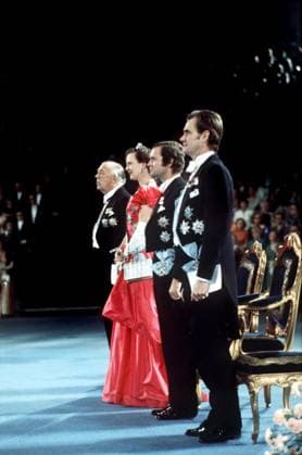 STOCKHOLM 1975-12-10 Nobelprisutdelning 1975. Prins Bertil, drottning Margrethe, kung Carl XVI Gustaf och prins Henrik under Nobelprisutdelningen i S:t Eriksmässan i Stockholm i samband med prisets 75-arsjubileum Stockholm Sverige x50021x *** STOCKHOLM 1975 12 10 Nobel Prize ceremony 1975 Prince Bertil, Queen Margrethe, King Carl XVI Gustaf and Prince Henrik during the Nobel Prize ceremony at St Eriks Fair in Stockholm in connection with the 75th anniversary of the prize Stockholm Sweden x50021x  Copyright: xLeifxRxJansson TTx NOBEL 1975 S:T ERIKSMÄSSAN