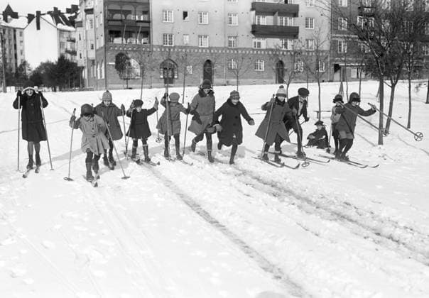 ARKIV 1926 Barn aker skidor Stockholm Sverige x1900x *** ARCHIVE 1926 Children aker ski Stockholm Sweden x1900x  Copyright: xTTxHISTORICALx BARN AKER SKIDOR