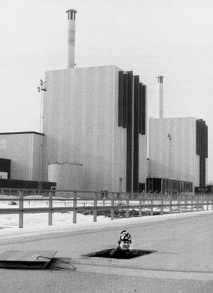FORSMARK 19800320 Electrician Dag Lindroth looks up from an inspection hatch in front of the Forsmark nuclear power plant On his head is a cap full of labels for the various options for the referendum on nuclear power on 23 March FORSMARK SWEDEN x1001x  Copyright: xJANxCOLLSIÖÖx FORSMARK
