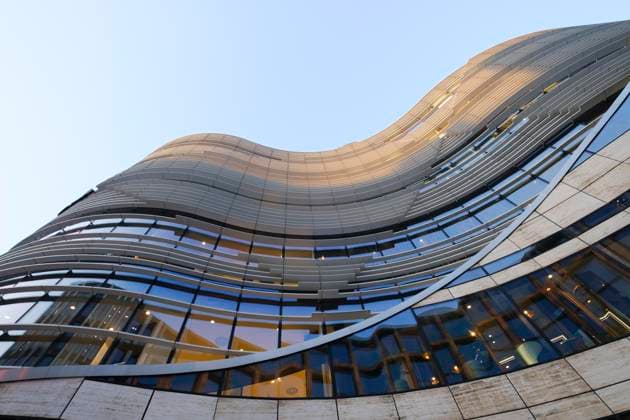 Creative Highlights World Modernes Geschäftsgebäude, Kö-Bogen, Architekt Daniel Libeskind, Düsseldorf, Nordrhein-Westfalen, Deutschland, Europa *** Modern business building, Kö Arc, Architect Daniel Libeskind, Dusseldorf, North Rhine Westphalia, Germany, Europe Copyright: imageBROKER/WilfriedxWirth ibldwh09049445.jpg
