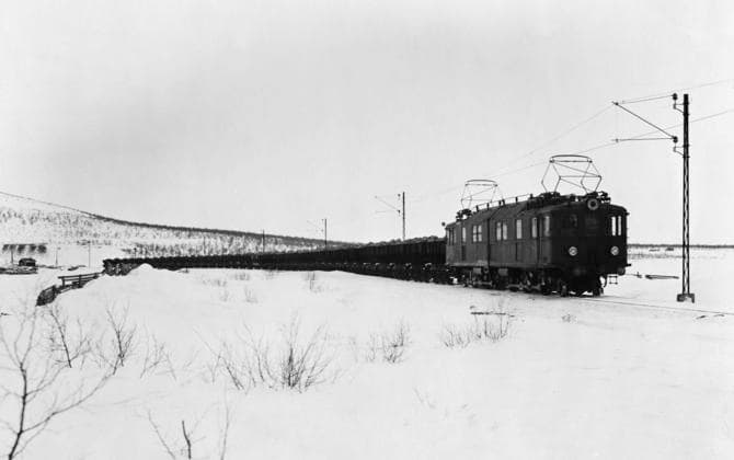 ARCHIVE KIRUNA 1930 65 fully loaded wagons with ore, each wagon loading 36 tons The ore railway was built in the late 1800s to transport ore from the Lapland mines to Narvik The railway was completed in 1903 and was fully electrified in 1923 KIRUNA SWEDEN x194x  Copyright: xTTx MALMBANAN