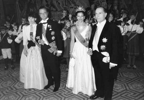 ARKIV STOCKHOLM 198405. Det franska presidentparet är pa besök i Stockholm. Fran vänster Danielle Mitterrand, kung Carl XVI Gustaf, drottning Silvia och Frankrikes president Francois Mitterrand. Stockholm Sverige x11014x *** ARCHIVE STOCKHOLM 198405 The French presidential couple visit Stockholm From left Danielle Mitterrand, King Carl XVI Gustaf, Queen Silvia and French President Francois Mitterrand Stockholm Sweden x11014x  Copyright: xSvDx xTTx x KUNGAPARET OCH MITTERRAND