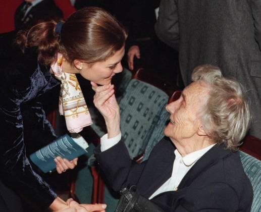 STOCKHOLM 1997-12-13 Det blev ett kärt möte mellan kronprinsessan Victoria och barnboksförfattarinnan Astrid Lindgren vid premiären pa hennes Mio, min Mio pa Dramaten i Stockholm pa lördagen. Foto Toni Sica kod 1012 SCANPIX SWEDEN STOCKHOLM SVERIGE x1012x *** STOCKHOLM 1997 12 13 There was a fond meeting between Crown Princess Victoria and childrens author Astrid Lindgren at the premiere of her Mio, min Mio at Dramaten in Stockholm on Saturday Photo Toni Sica code 1012 SCANPIX SWEDEN STOCKHOLM SWEDEN x1012x  Copyright: xTonixSicax VICTORIA OCH ASTRID LINDGREN