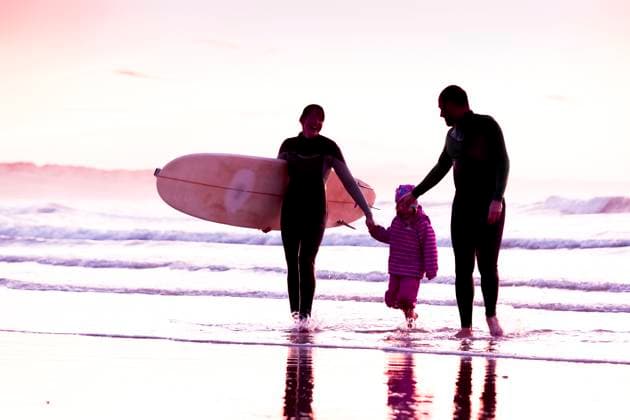 Female surfer and her familly walking in the beach at the sunset Copyright: xErikxReisx xDesignxPicsx , 32084188 Copyright: ErikxReisx xDesignxPics 32084188
