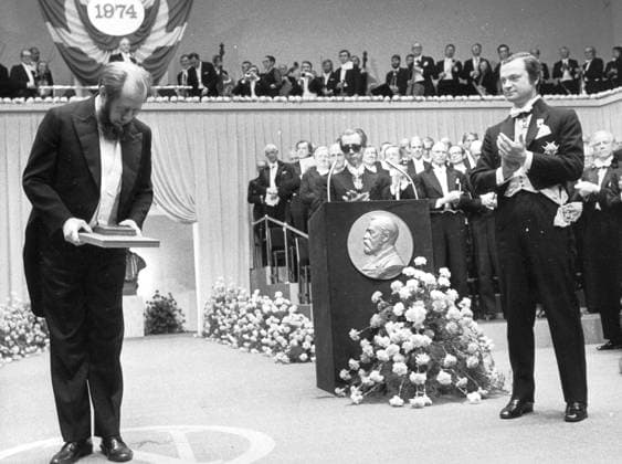 STOCKHOLM 1974-12-10 Den sovjetiske författaren Alexander Solzjenitsyn fick Nobelpriset i litteratur redan 1970 men kunde ta emot det först 1974. Här ses han under prisutdelningen i Konserthuset i Stockholm december 1974. Arets pristagare var Harry Martinson och Eyvind Johnson. STOCKHOLM SVERIGE x1001x *** STOCKHOLM 1974 12 10 The Soviet writer Alexander Solzhenitsyn was awarded the Nobel Prize in Literature as early as 1970, but was only able to receive it in 1974.Here he is seen during the award ceremony at the Stockholm Concert Hall in December 1974 The laureates of the year were Harry Martinson and Eyvind Johnson STOCKHOLM SVERIGE x1001x  Copyright: xJanxCollsiöö TTx NOBEL 1974 KONSERTHUSET
